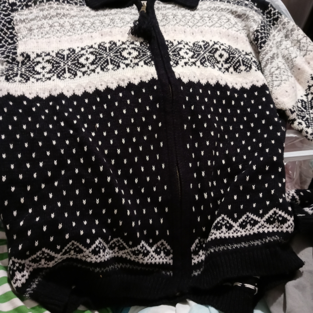 Medium ladies black and white sweater